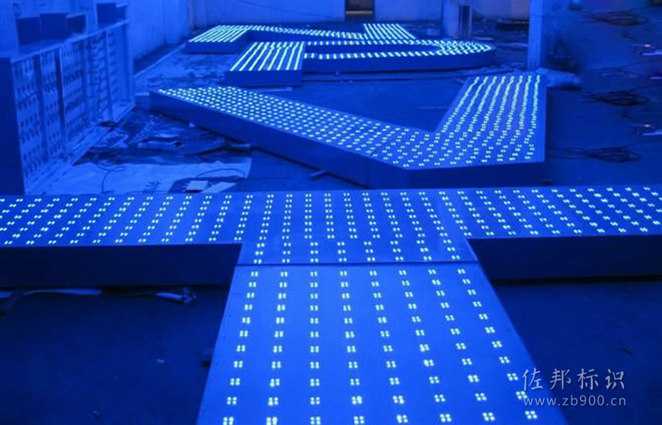 外露穿孔发光字 外露穿孔发光字